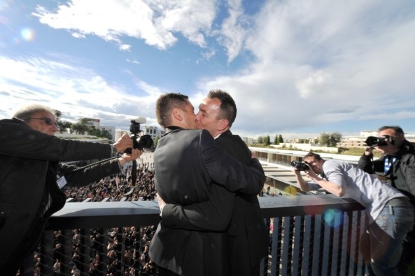 
	
	Vincent Autin và Bruno Boileau đang hôn nhau tại một ban công trước sự chứng kiến của đám đông bên dưới trong đám cưới đồng tính hợp pháp đầu tiên tại Pháp tại hội trường thành phố ở Montpellier. Pháp là quốc gia thứ 14 trên thế giới công nhận hôn nhân đồng tính.